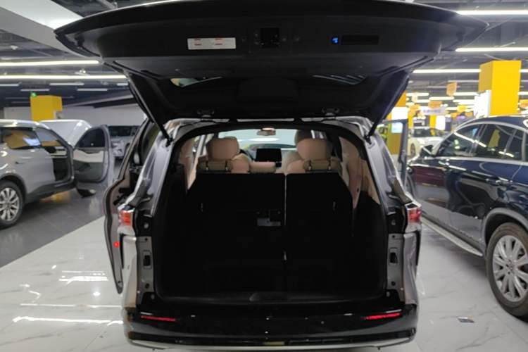 Used Toyota SIENNA 2021 2.5L Hybrid Premium Edition Trunk