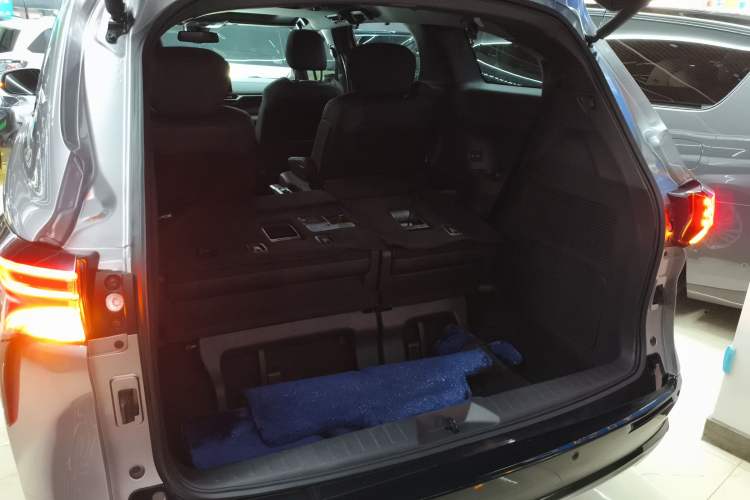 Used Toyota SIENNA 2021 2.5L Hybrid Premium Edition Trunk