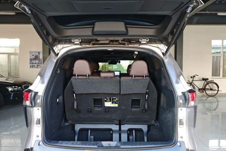 Used Toyota SIENNA 2021 2.5L Hybrid Platinum Edition Trunk