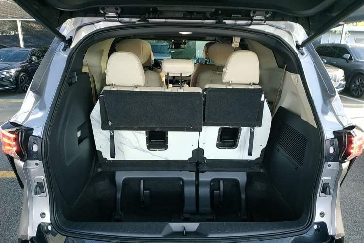 Used Toyota SIENNA 2021 2.5L Hybrid Ultimate Edition Trunk