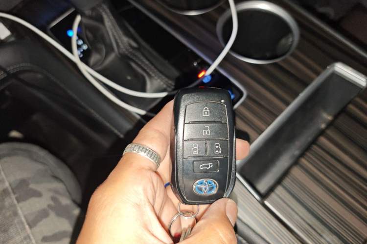 Used Toyota SIENNA 2021 2.5L Hybrid Platinum Edition Vehicle Key