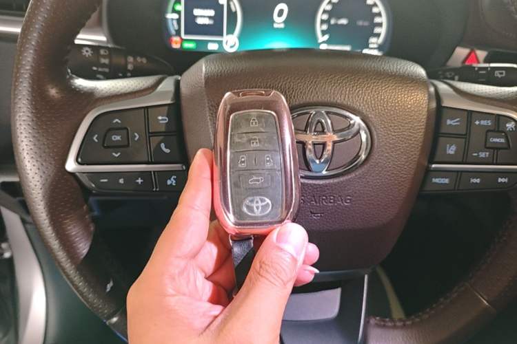 Used Toyota SIENNA 2021 2.5L Hybrid Platinum Edition Vehicle Key