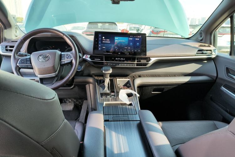 Used Toyota SIENNA 2021 2.5L Hybrid Platinum Edition Center Console