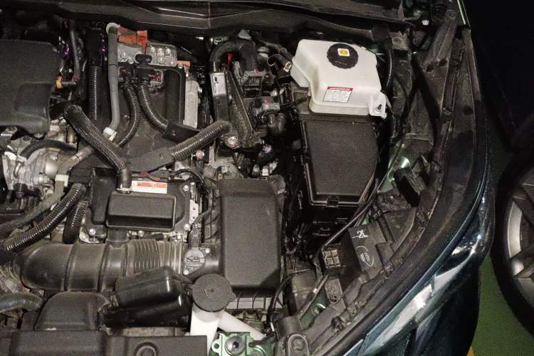 Used Toyota SIENNA 2021 2.5L Hybrid Ultimate Edition Engine Bay Left