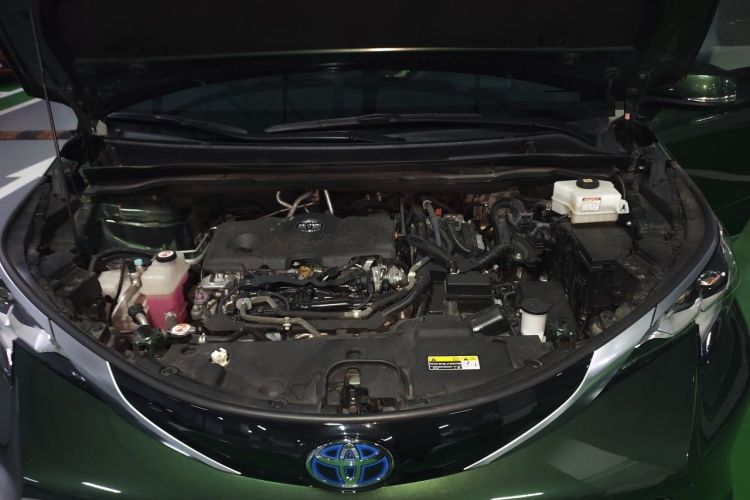 Used Toyota SIENNA 2021 2.5L Hybrid Platinum Edition Engine Bay