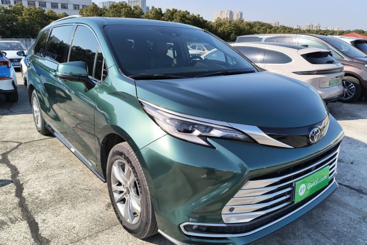 Used Toyota SIENNA 2021 2.5L Hybrid Platinum Edition Front Right 45 Deg