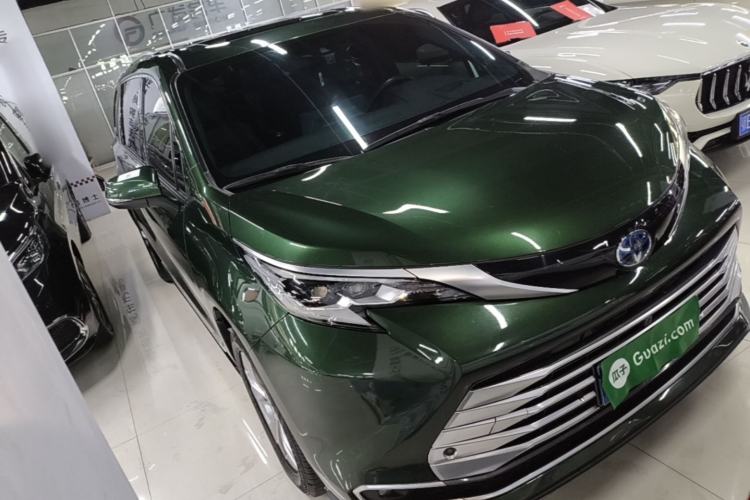 Used Toyota SIENNA 2021 2.5L Hybrid Platinum Edition Front Right 45 Deg