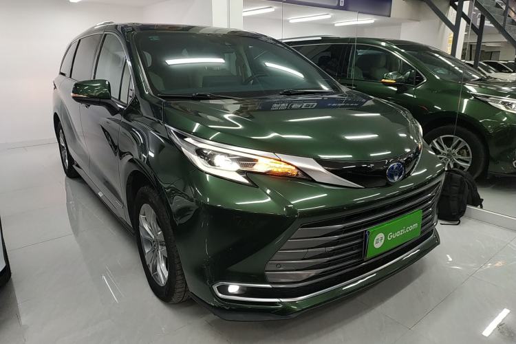 Used Toyota SIENNA 2021 2.5L Hybrid Ultimate Edition Front Right 45 Deg