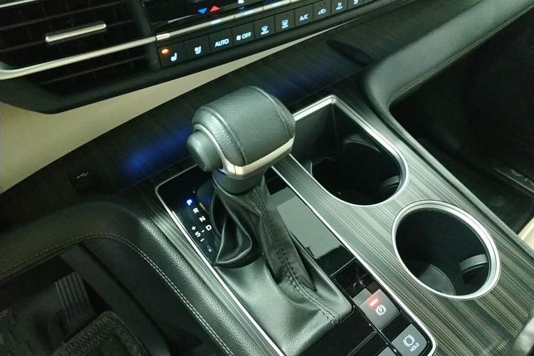 Used Toyota SIENNA 2021 2.5L Hybrid Ultimate Edition Gear Lever