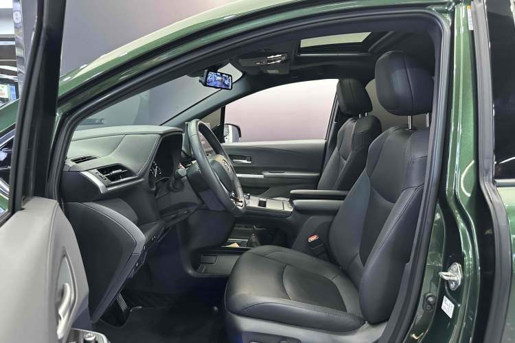 Used Toyota SIENNA 2021 2.5L Hybrid Premium Edition Interior 2
