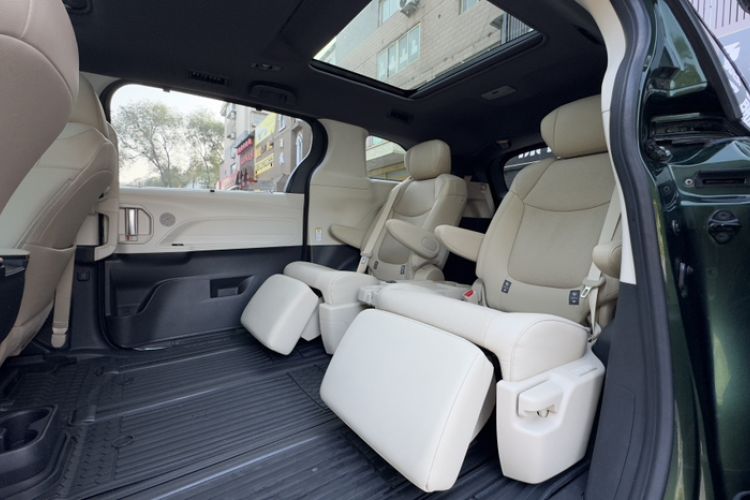 Used Toyota SIENNA 2021 2.5L Hybrid Ultimate Edition Interior 2