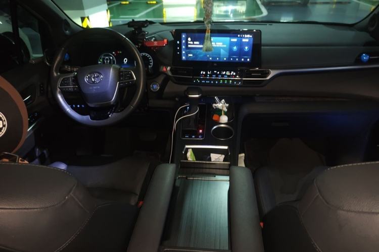 Used Toyota SIENNA 2021 2.5L Hybrid Platinum Edition Interior 2