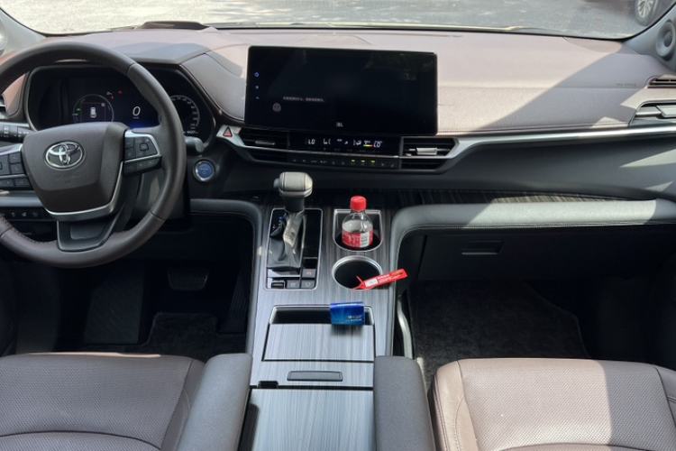 Used Toyota SIENNA 2021 2.5L Hybrid Platinum Edition Interior 2