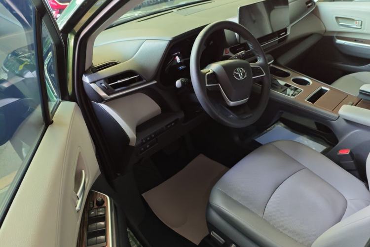 Used Toyota SIENNA 2021 2.5L Hybrid Luxury Edition Interior 3