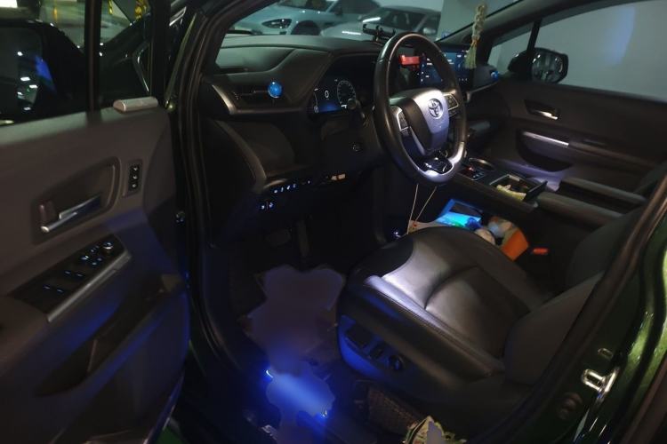 Used Toyota SIENNA 2021 2.5L Hybrid Platinum Edition Interior 3
