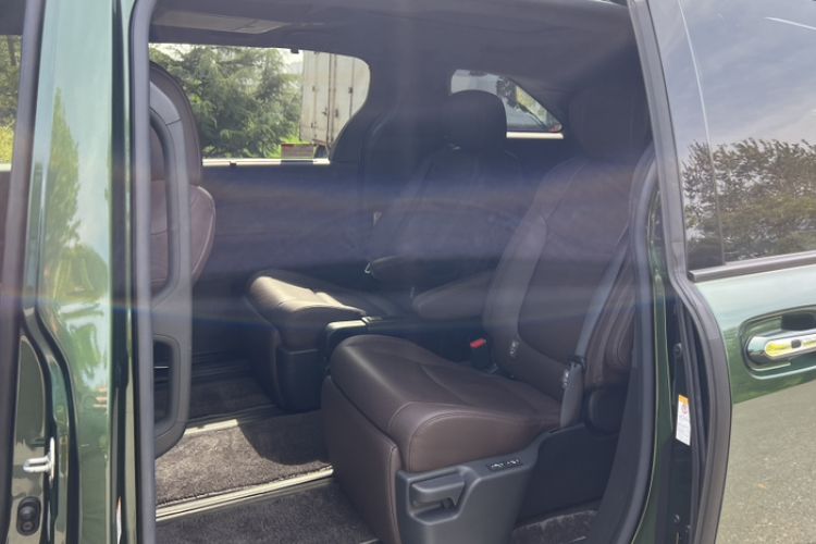Used Toyota SIENNA 2021 2.5L Hybrid Platinum Edition Interior 3