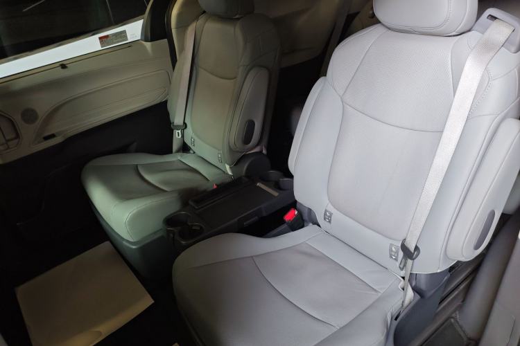 Used Toyota SIENNA 2021 2.5L Hybrid Luxury Edition Interior 4