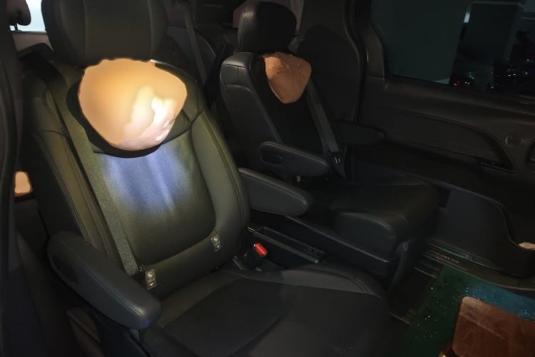 Used Toyota SIENNA 2021 2.5L Hybrid Platinum Edition Interior 4