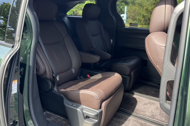 Used Toyota SIENNA 2021 2.5L Hybrid Platinum Edition Interior 4
