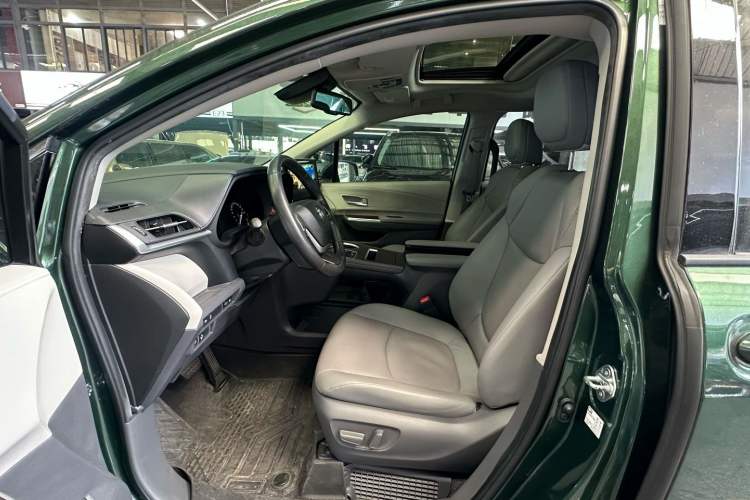 Used Toyota SIENNA 2021 2.5L Hybrid Luxury Edition Interior 5