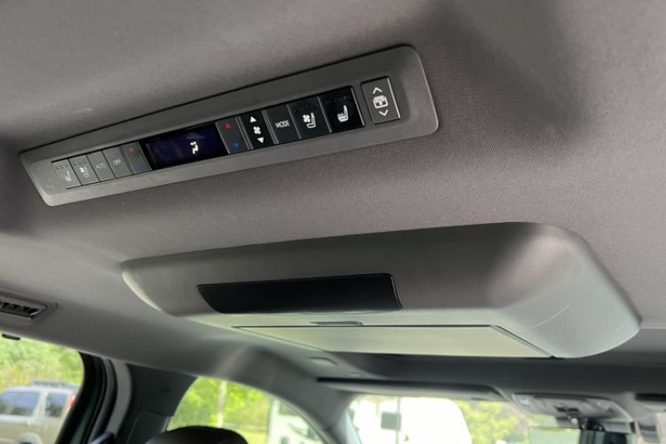 Used Toyota SIENNA 2021 2.5L Hybrid Platinum Edition Interior 5
