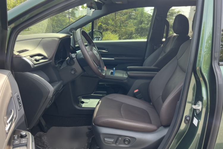 Used Toyota SIENNA 2021 2.5L Hybrid Platinum Edition Interior 6