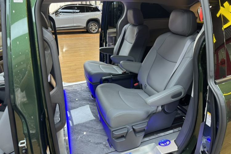 Used Toyota SIENNA 2021 2.5L Hybrid Luxury Edition Interior 6