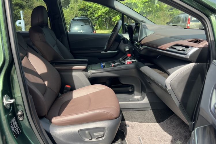 Used Toyota SIENNA 2021 2.5L Hybrid Platinum Edition Interior 7