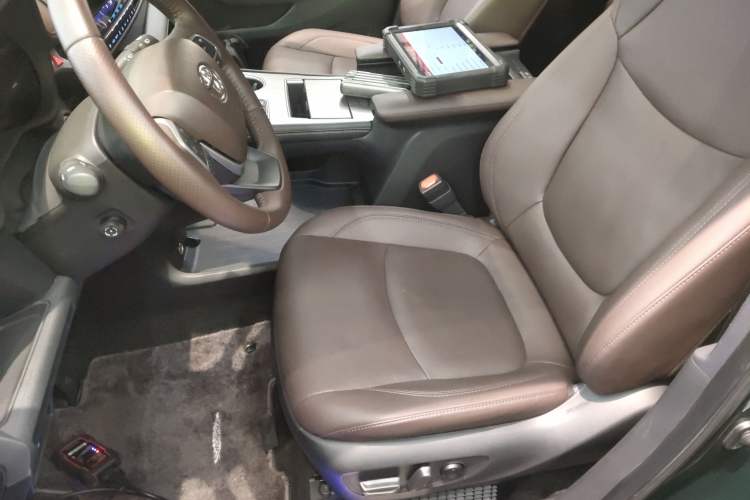 Used Toyota SIENNA 2021 2.5L Hybrid Platinum Edition Left Front Seat