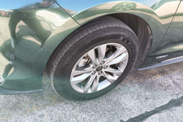 Used Toyota SIENNA 2021 2.5L Hybrid Platinum Edition Left Front Wheel Hub
