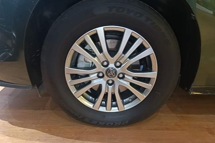 Used Toyota SIENNA 2021 2.5L Hybrid Luxury Edition Left Front Wheel Hub