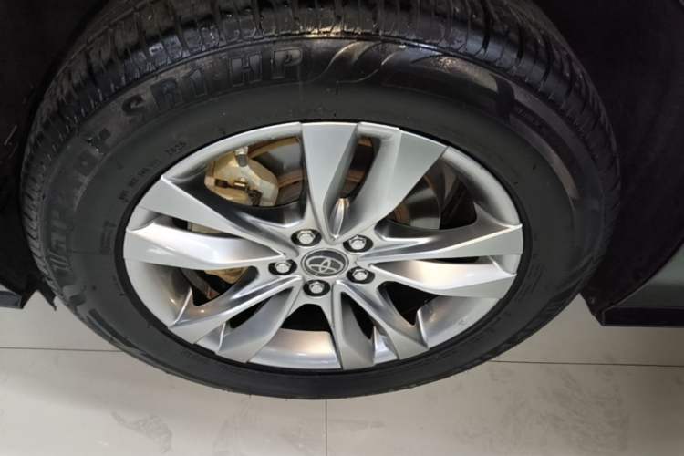 Used Toyota SIENNA 2021 2.5L Hybrid Platinum Edition Left Front Wheel Hub