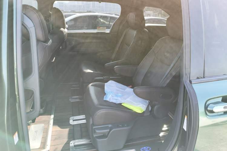 Used Toyota SIENNA 2021 2.5L Hybrid Platinum Edition Left Rear Seat