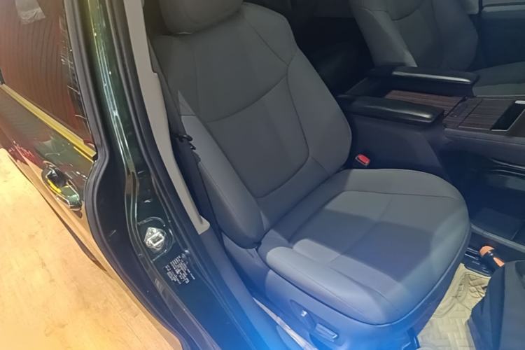 Used Toyota SIENNA 2021 2.5L Hybrid Luxury Edition Right Front Seat