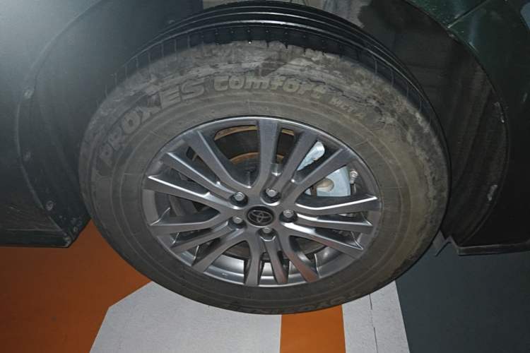 Used Toyota SIENNA 2021 2.5L Hybrid Luxury Edition Right Front Wheel Hub