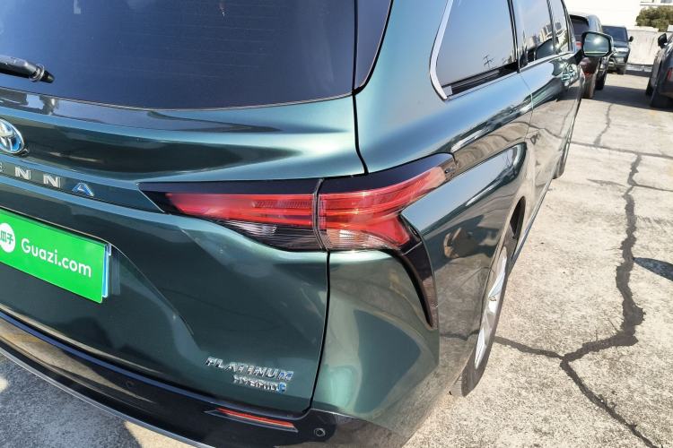 Used Toyota SIENNA 2021 2.5L Hybrid Platinum Edition Right Rear Taillight