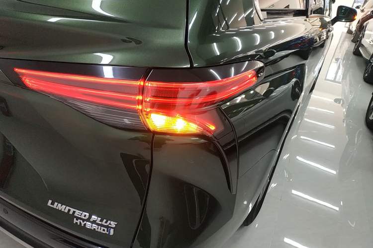 Used Toyota SIENNA 2021 2.5L Hybrid Ultimate Edition Right Rear Taillight