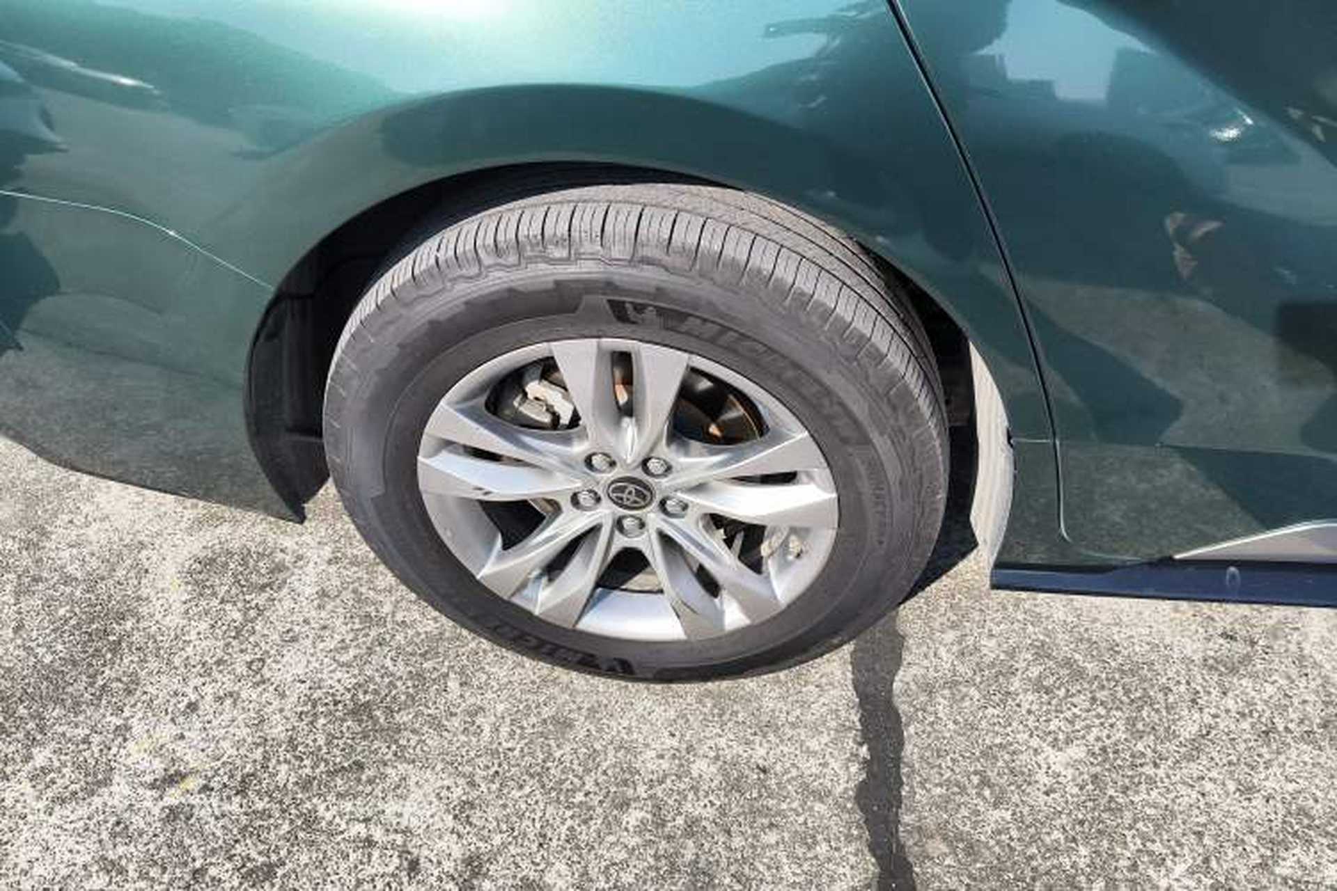 Used Toyota SIENNA 2021 2.5L Hybrid Platinum Edition Right Rear Wheel Hub