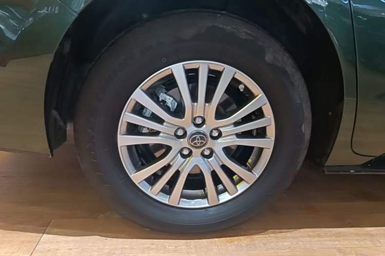 Used Toyota SIENNA 2021 2.5L Hybrid Luxury Edition Right Rear Wheel Hub