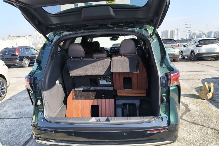 Used Toyota SIENNA 2021 2.5L Hybrid Platinum Edition Trunk