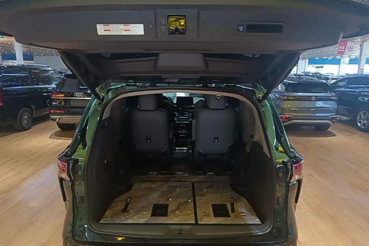 Used Toyota SIENNA 2021 2.5L Hybrid Luxury Edition Trunk