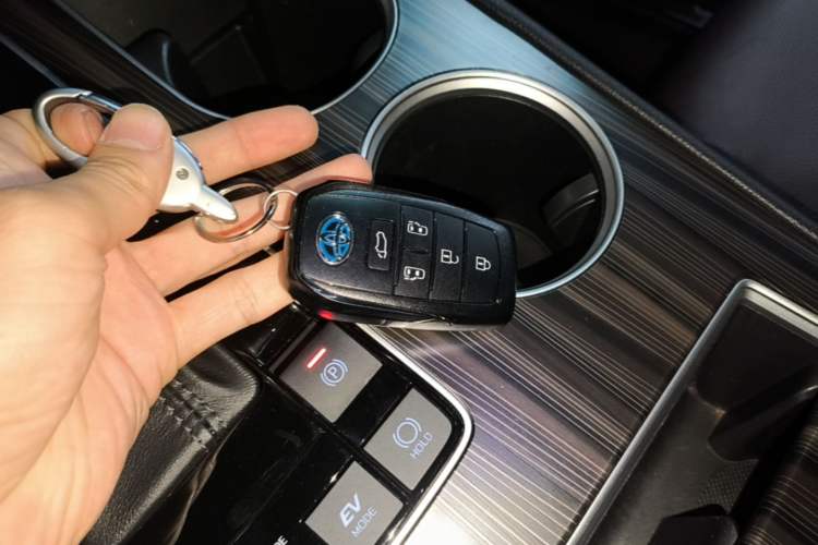 Used Toyota SIENNA 2021 2.5L Hybrid Platinum Edition Vehicle Key