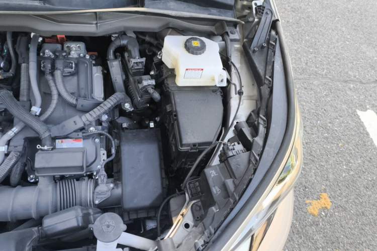 Used Toyota SIENNA 2021 2.5L Hybrid Premium Edition Engine Bay Left