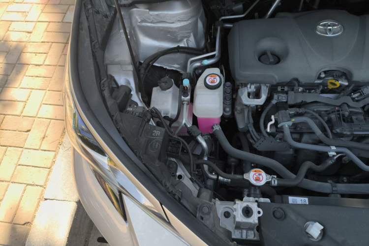 Used Toyota SIENNA 2021 2.5L Hybrid Premium Edition Engine Bay Right