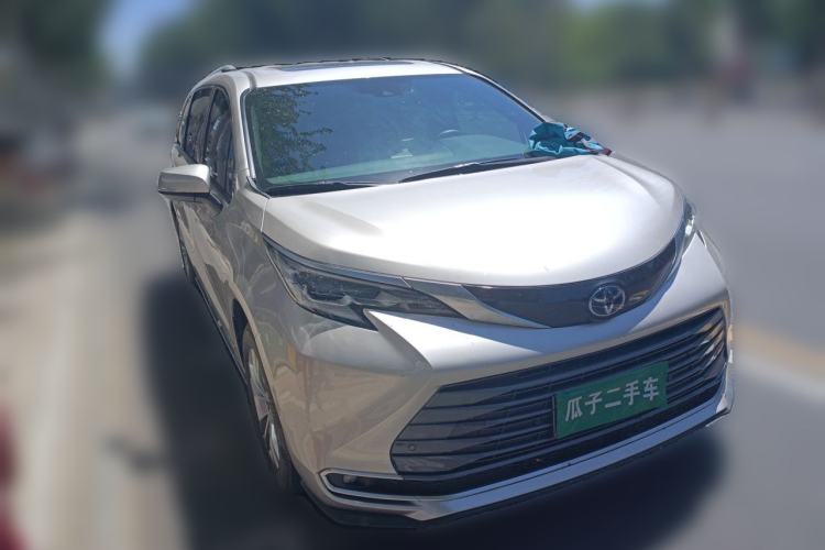 Used Toyota SIENNA 2021 2.5L Hybrid Ultimate Edition Front Right 45 Deg