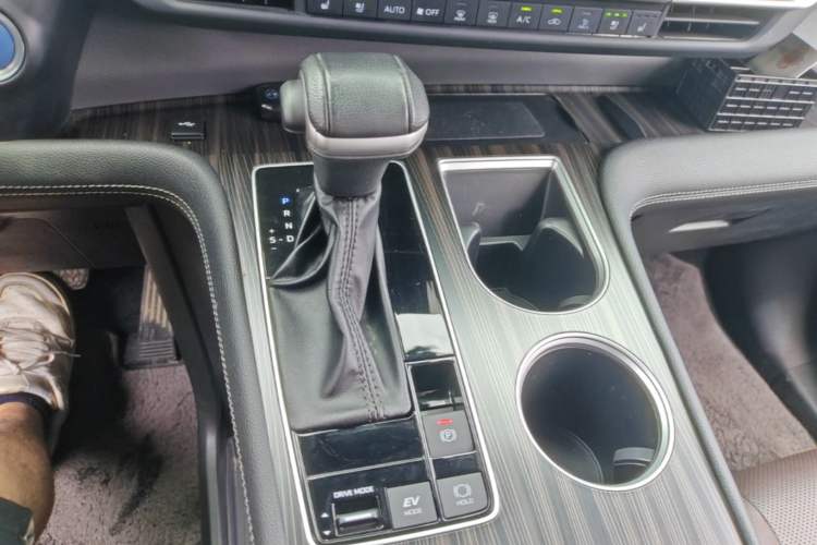 Used Toyota SIENNA 2021 2.5L Hybrid Platinum Edition Gear Lever
