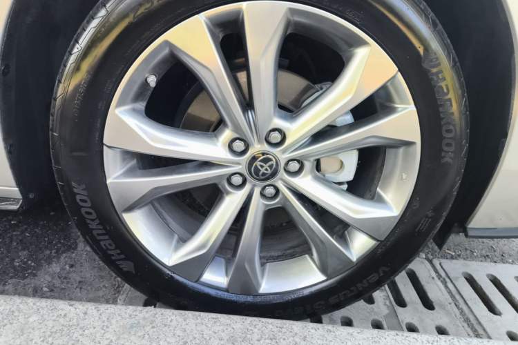 Used Toyota SIENNA 2021 2.5L Hybrid Premium Edition Right Front Wheel Hub