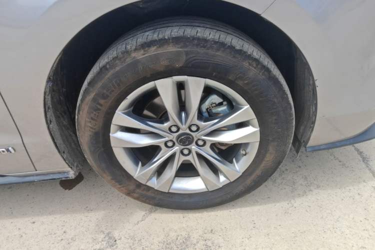 Used Toyota SIENNA 2021 2.5L Hybrid Platinum Edition Right Front Wheel Hub