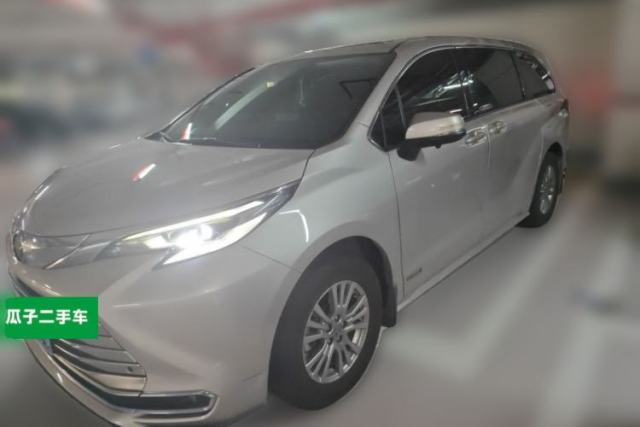 Ojetý Toyota SIENNA 2021 2.5L Hybrid Comfort Edition