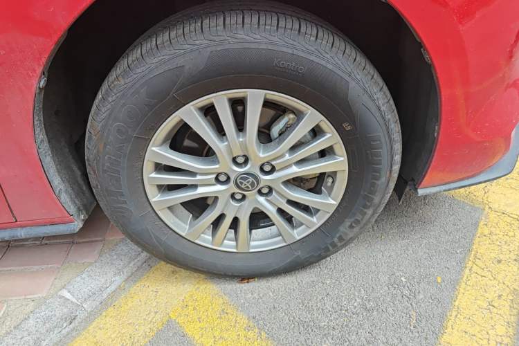 Used Toyota SIENNA 2021 2.5L Hybrid Premium Edition Right Front Wheel Hub